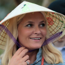 Ute på feltbesøk fikk Kronprinsessen en hatt i gave av lokalbefolkningen. Foto: Lise Åserud, NTB scanpix